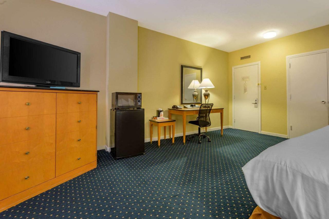 At - Hershey & Manheim Area Hotel 2*